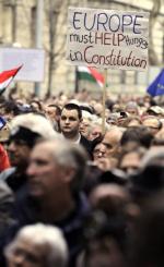 Orbán wygrał zmagania o konstytucję